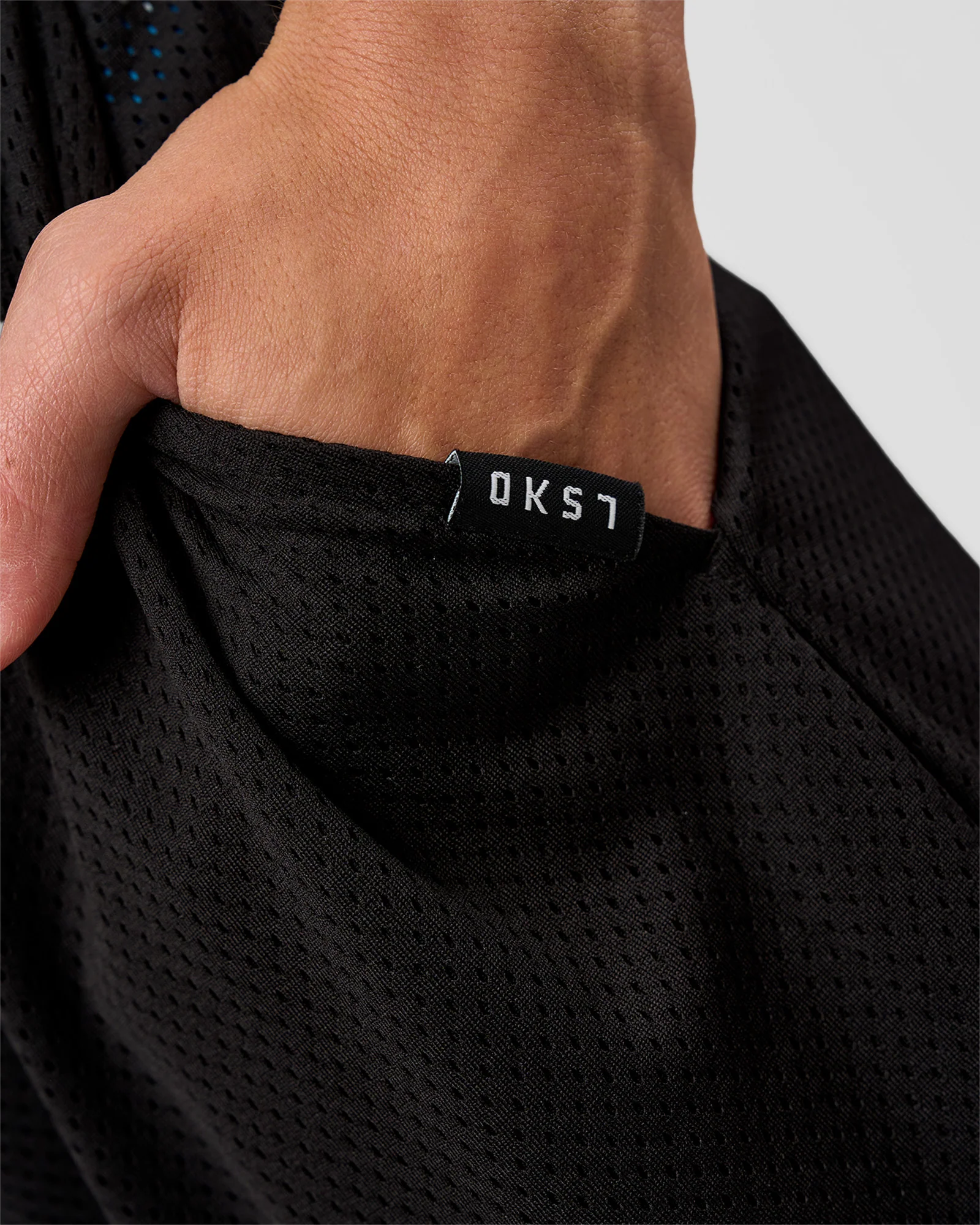 AirCore Mesh 7" Short - Black - Image 3