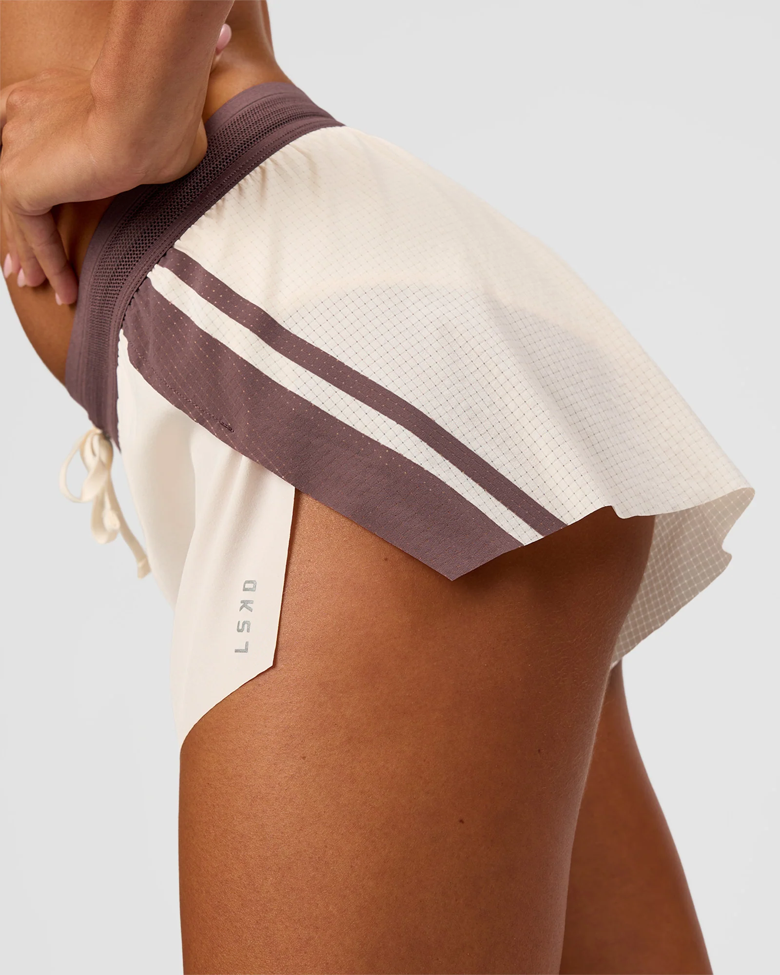 Accelerate 3" Force Mid-Rise Running Short - Cocoa powder-Off White - Image 6