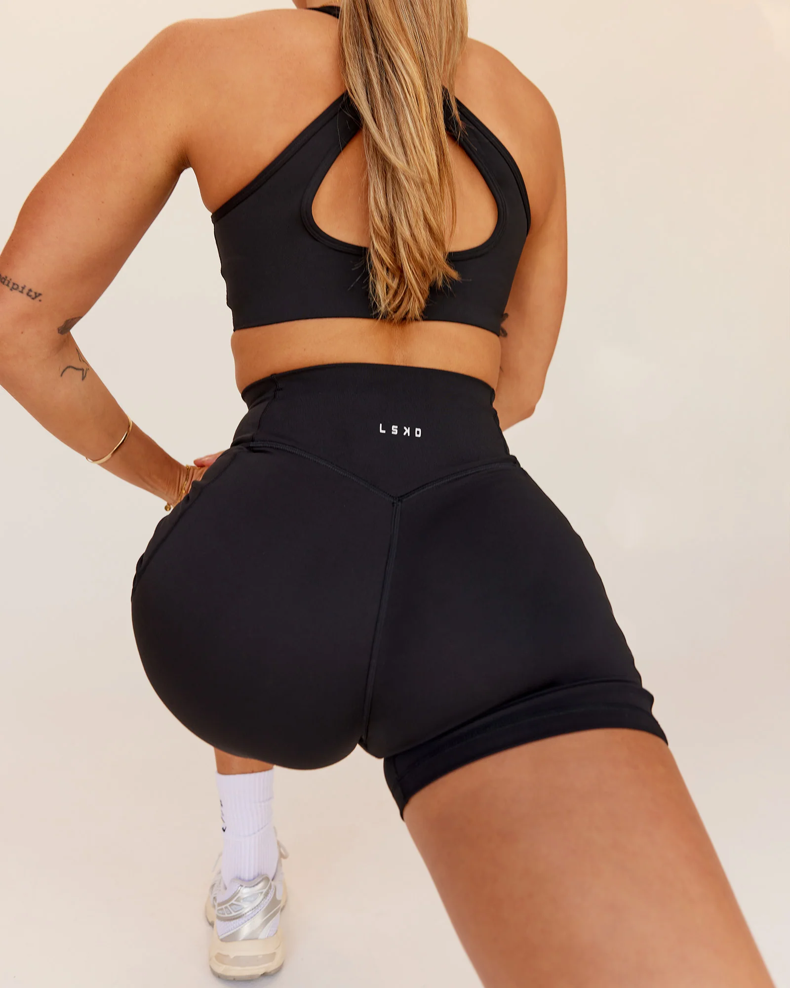 Fusion V-Contour Ultra High-Rise 4" Short Pockets - Black - Image 4