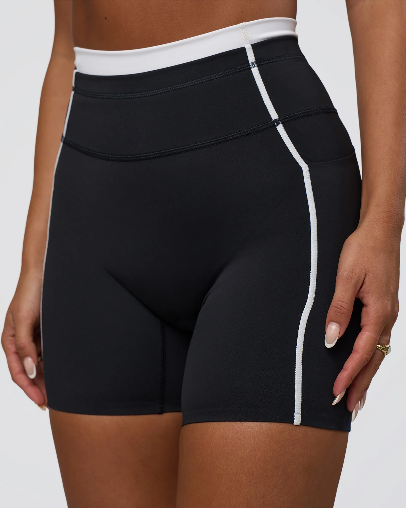 Liberate Contrast High-Rise 6" Short Pockets - Black-White - Image 3