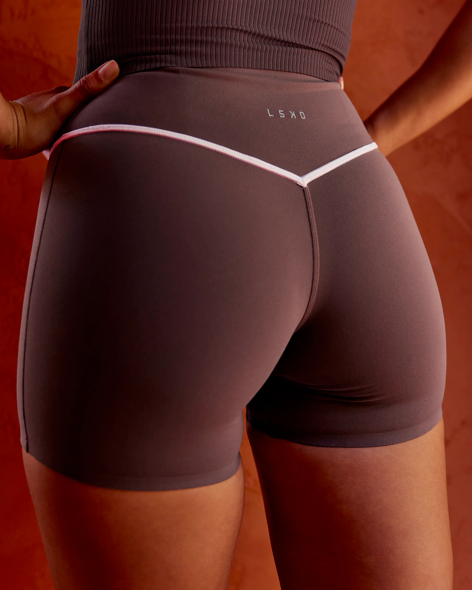 Pinnacle High-Rise 4" Short - Cocoa Powder-Off White - Image 2